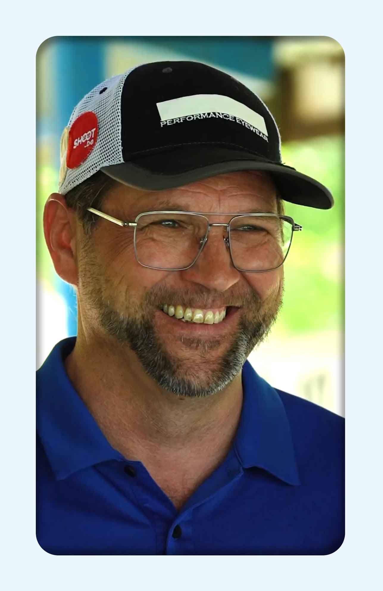 Portrait eines strahlenden Peter Sagel mit schwarzweißem Cap