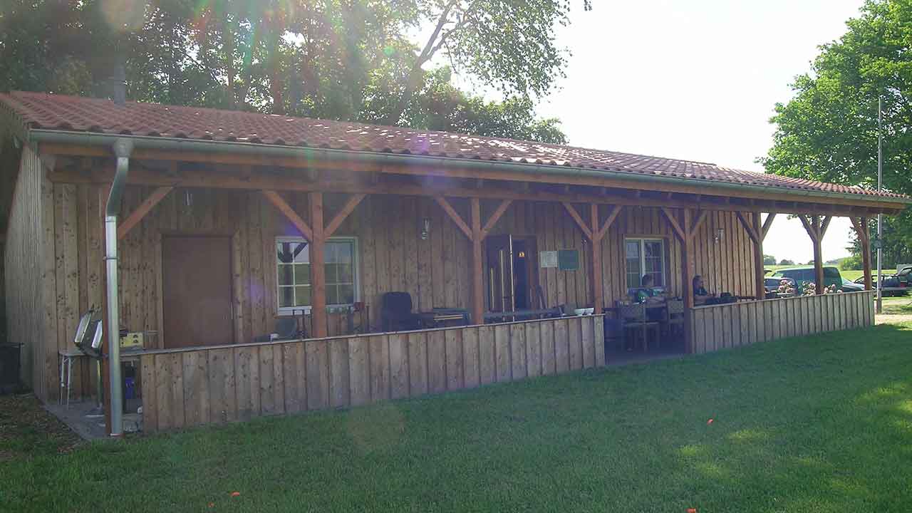 Das Clubhaus mit überdachter Terrasse auf dem Wurfscheibenstand