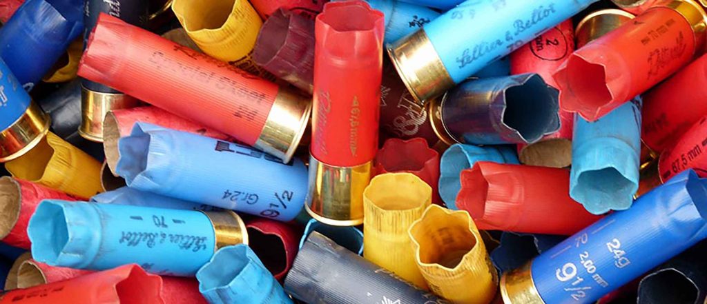 abgeschossene Schrotpatronen mit roten, gelben und blauen Hülsen