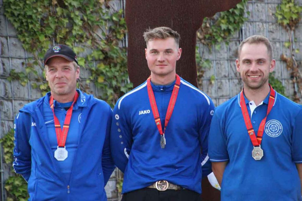 Siegerpodest Mannschaft DM 2026 mit C. Obermeier, L. Lange und F. Haase auf Platz 2